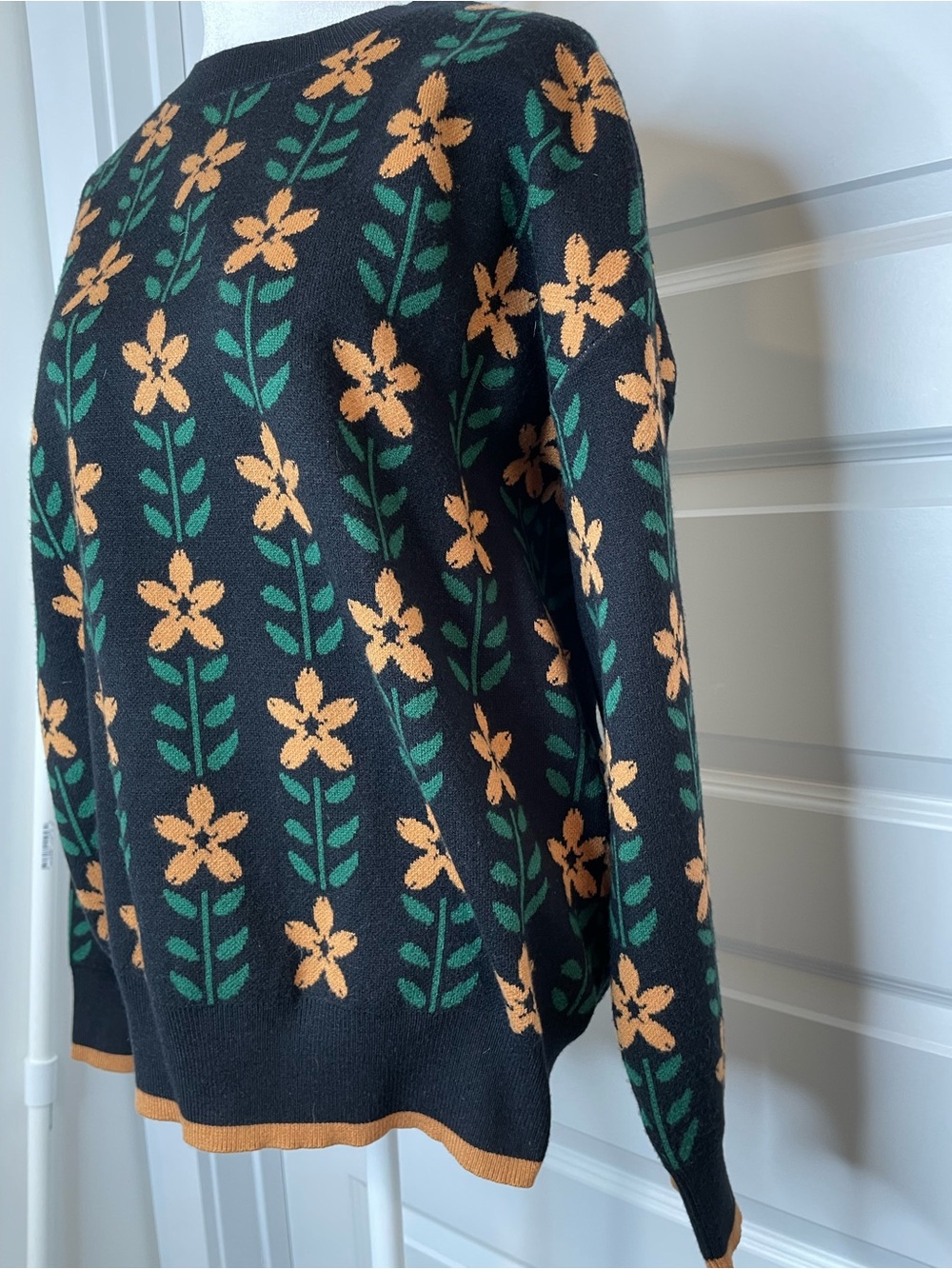 Zesica Women’s Black Crewneck Sweater with Mustard Floral Pattern Size M - Picture 5 of 8
